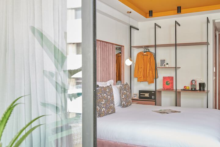 Room 13 of 33