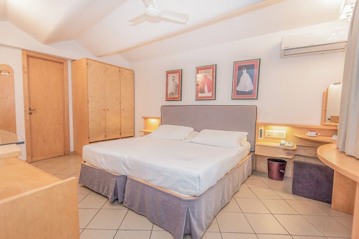 Room 13 of 87
