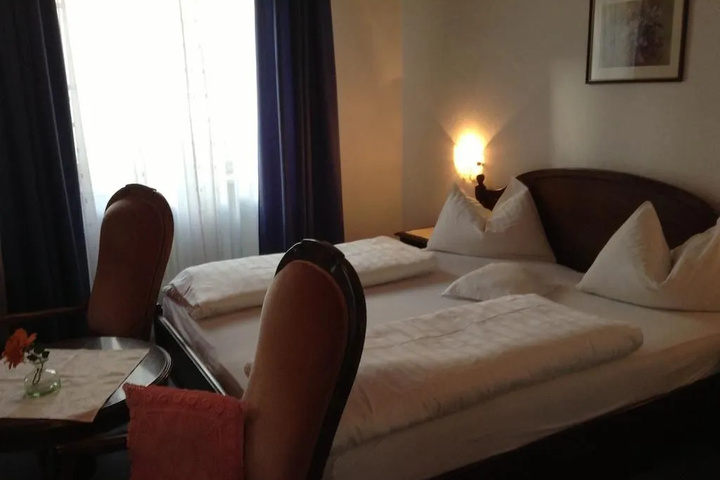 Room 4 of 8