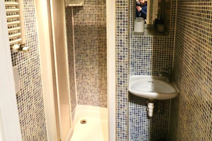 Room 6 of 11