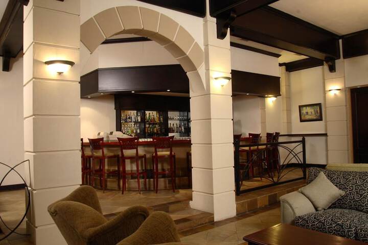 Lounge 65 of 77