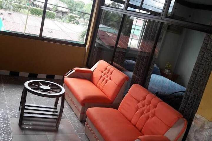 Lounge 33 of 68