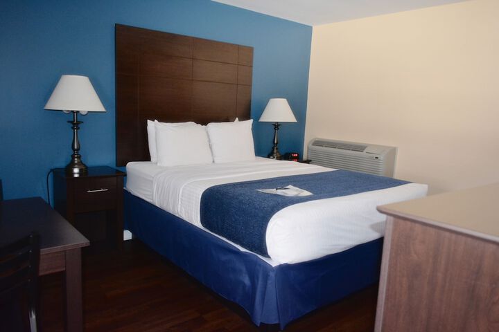 1 Queen Bed (4 of 11)