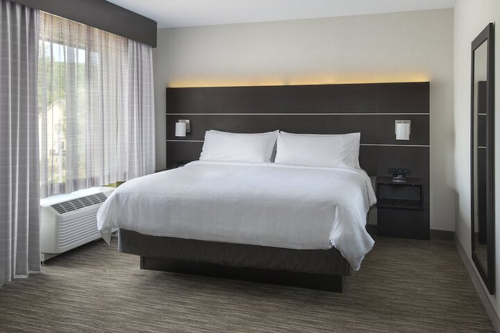 Suite Accessible King Size Bed (2 of 6)