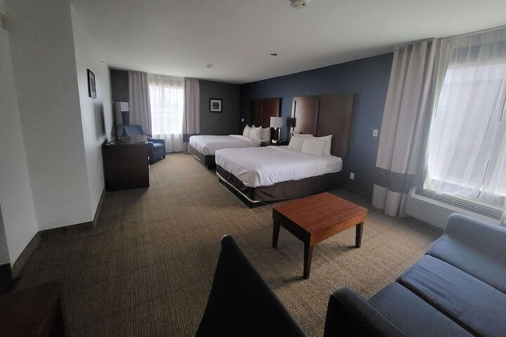 2 Queen Beds (10 of 15)