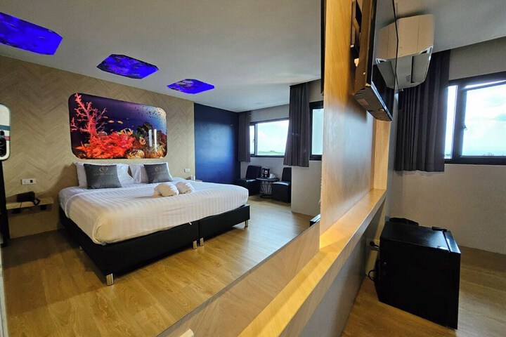 Room 11 of 49