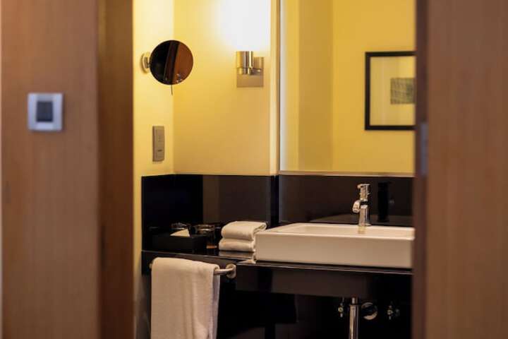 Room 28 of 142