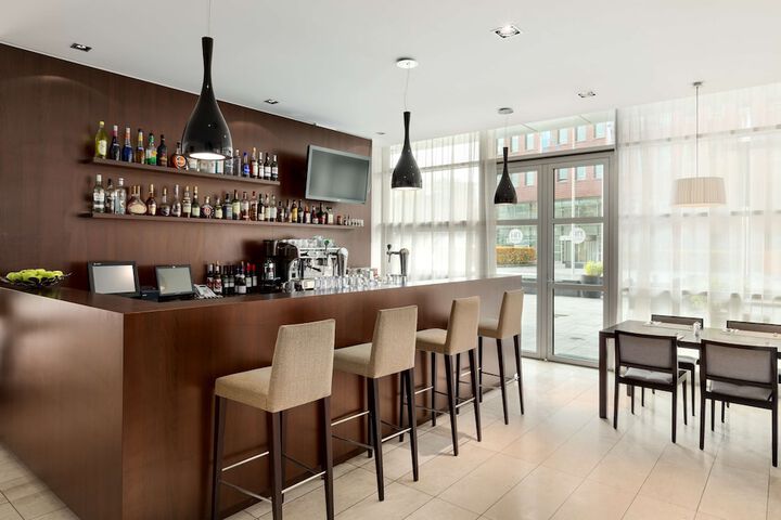 Lounge 16 of 23