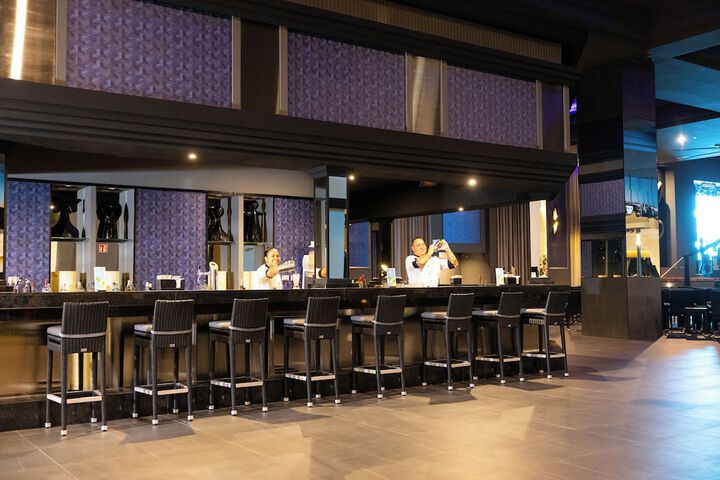 Lounge 136 of 172