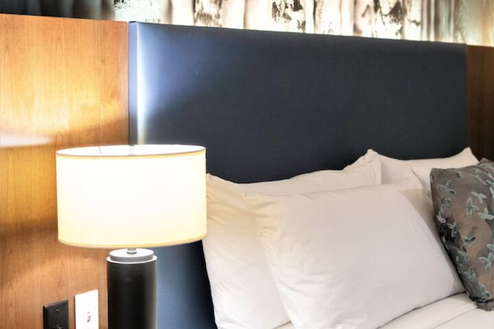 1 King Bed (3 of 7)