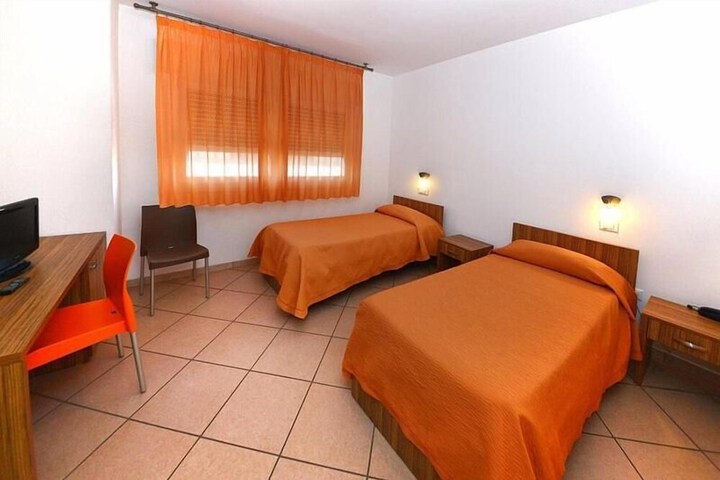 Room 3 of 6