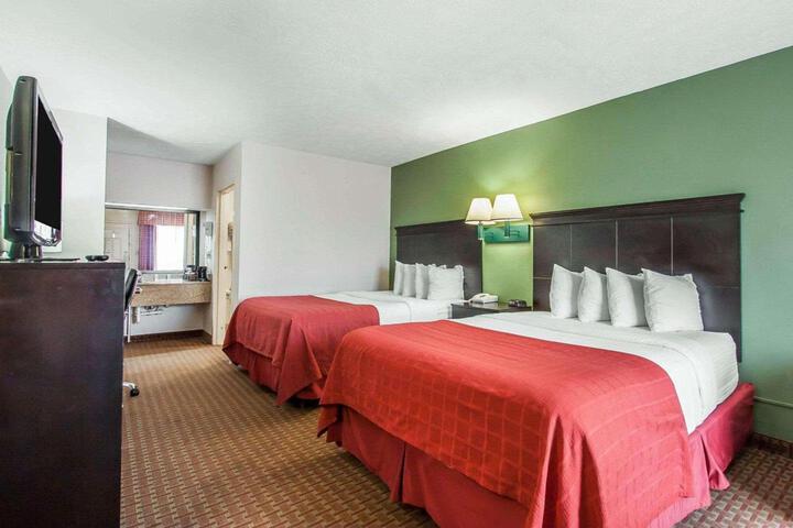 1 Queen Bed (6 of 10)