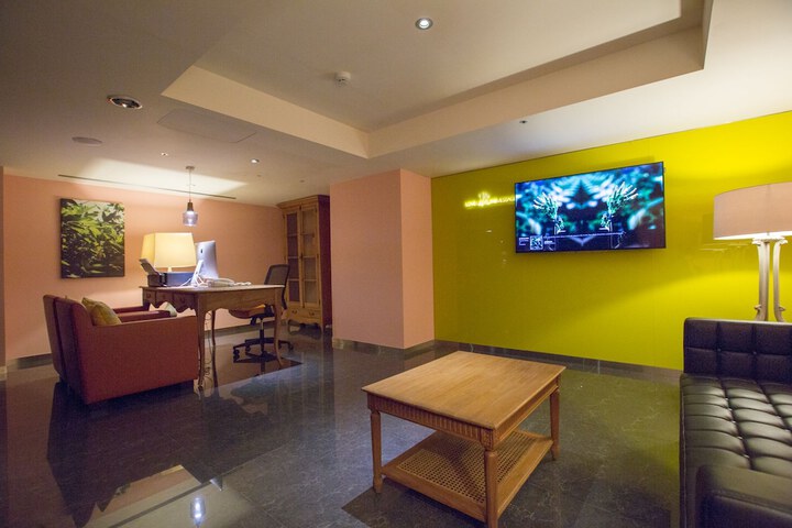 Business Center 97 of 105