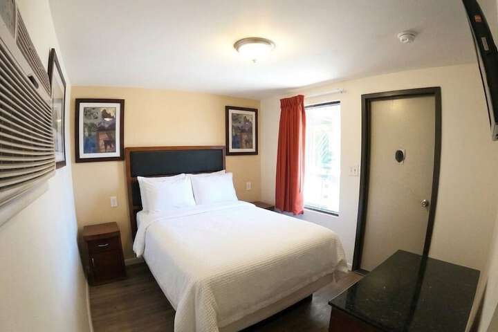 Room 2 of 6