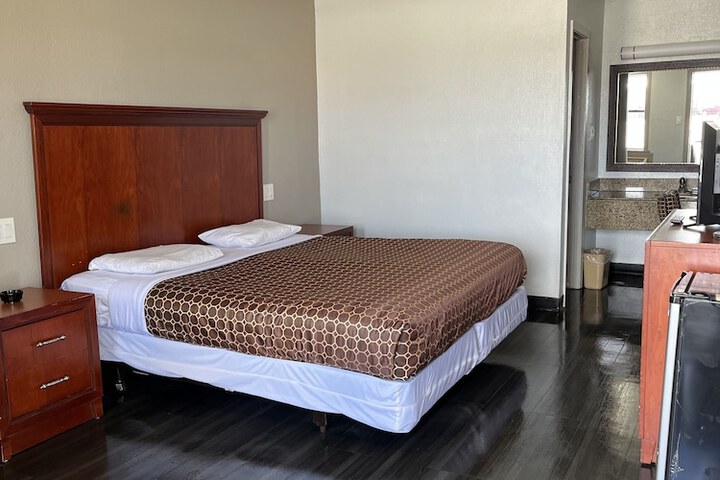 Basic Single Room (2 of 2)
