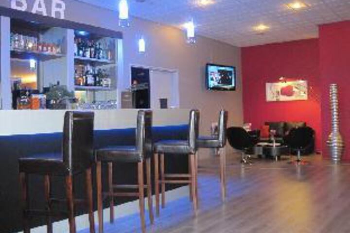 Lounge 8 of 50