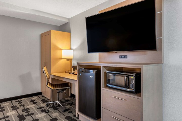 Room 10 of 32
