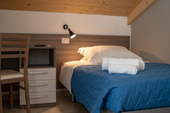 Room 6 of 33
