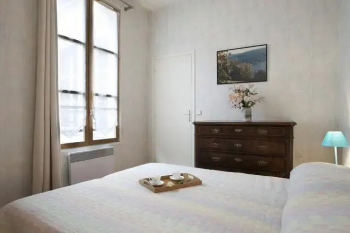 Room 4 of 9