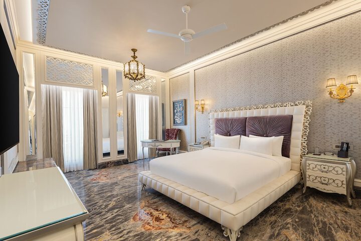 Room 4 of 16