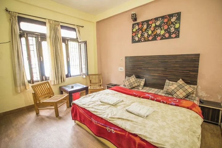 Room 4 of 8