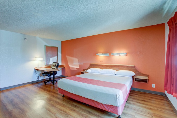 1 King Bed (3 of 4)
