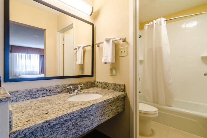 Room 4 of 28