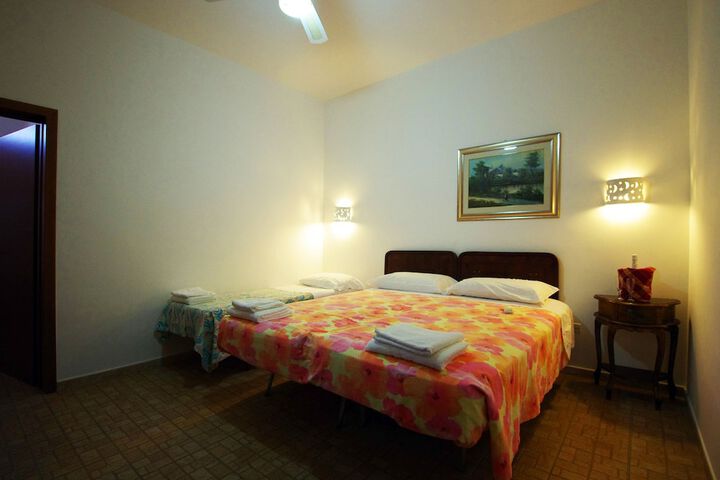 Room 4 of 52