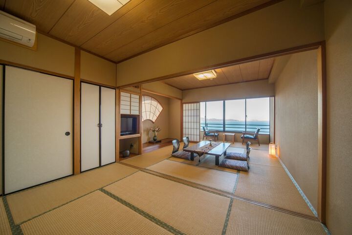 Room 8 of 77
