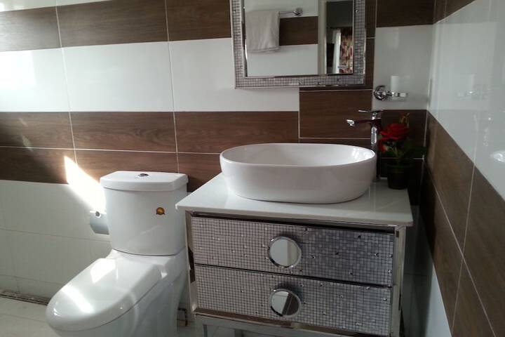 Room 6 of 10