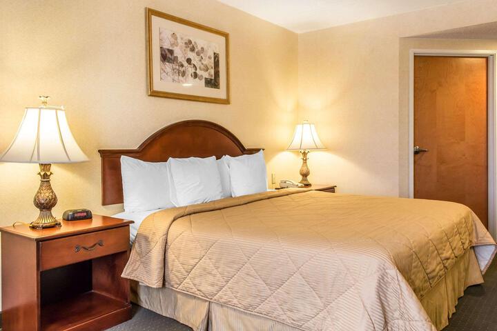 1 King Bed (2 of 7)