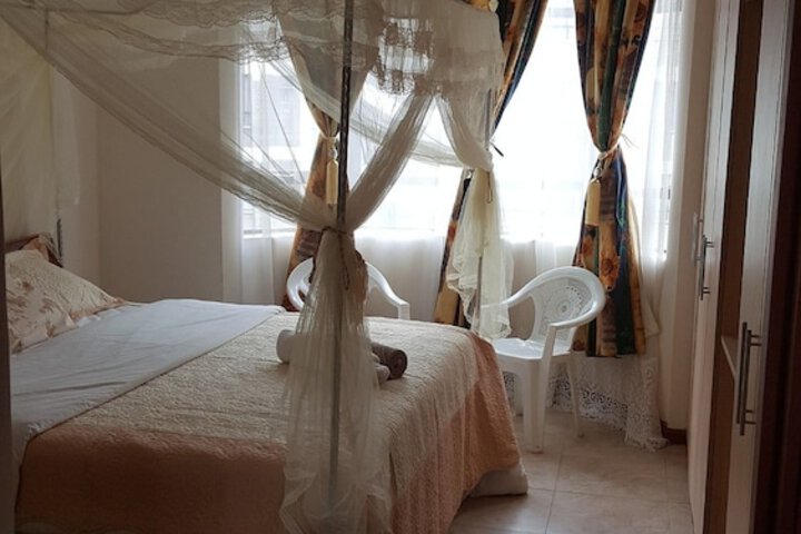 Room 4 of 9
