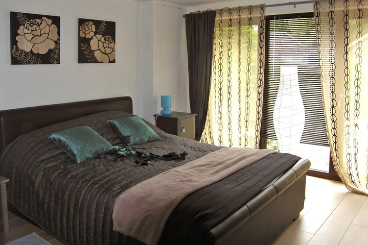 Room 2 of 10