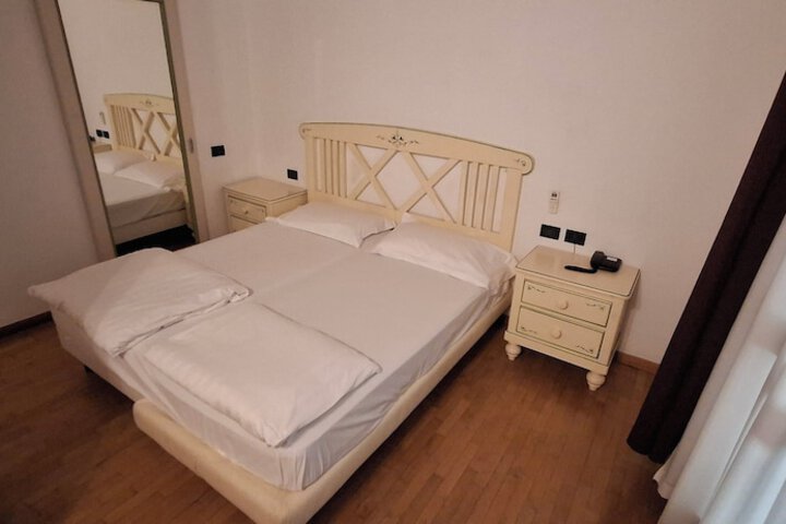 Room 16 of 39