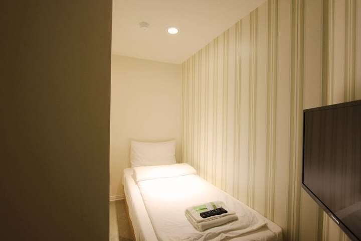 Room 11 of 80