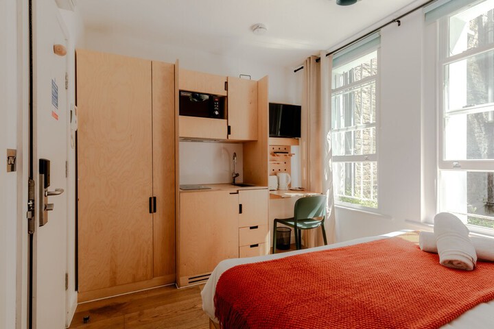 Room 11 of 28