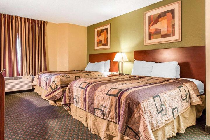 1 Queen Bed Accessible (5 of 12)