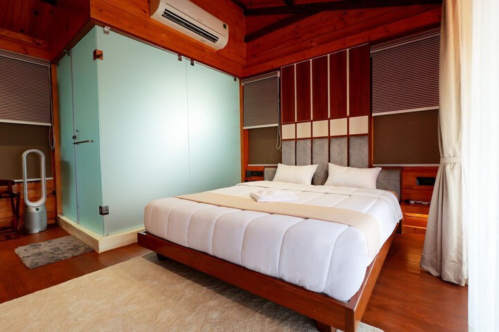 Room 7 of 27