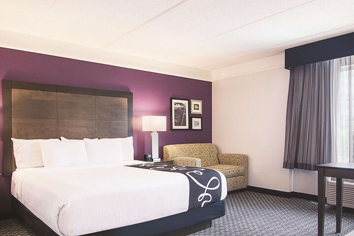 1 King Bed (3 of 17)