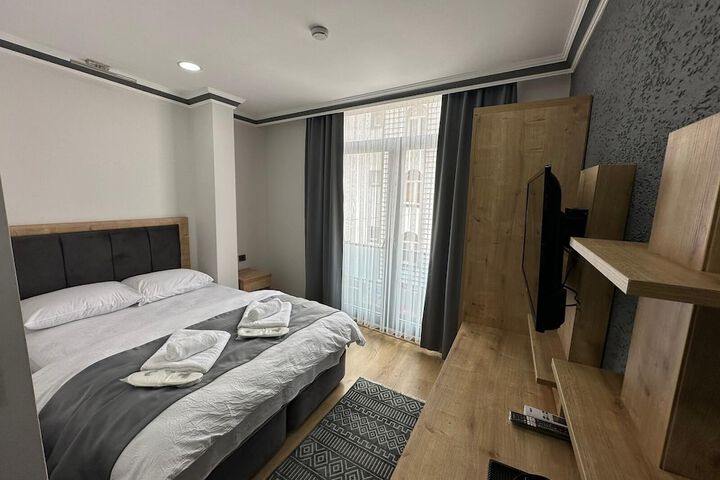 Room 4 of 7