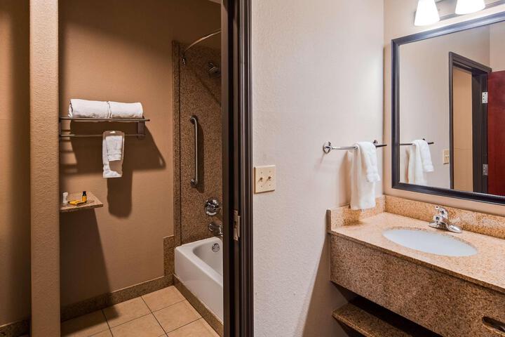 2 Queen Beds Microwave and Refrigerator WiFi Full Breakfast (10 of 10)