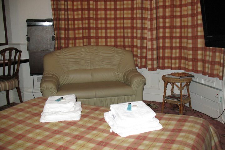 Room 4 of 32