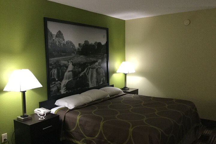 1 King Bed (4 of 8)