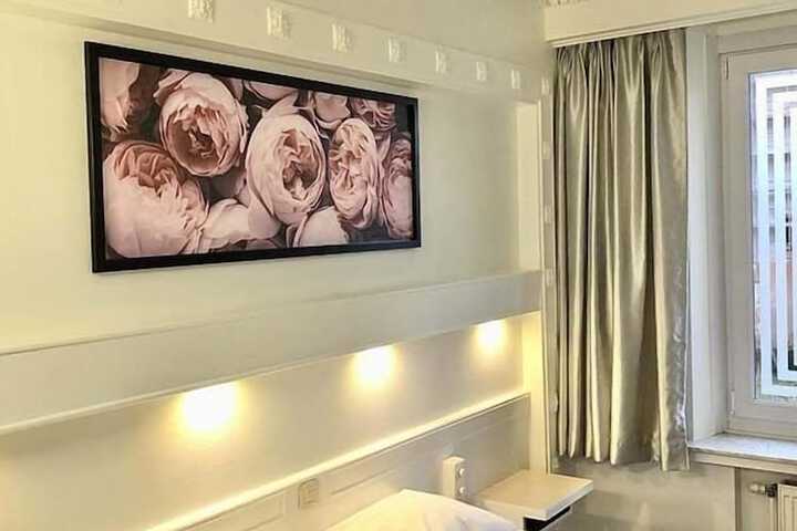 Room 9 of 12