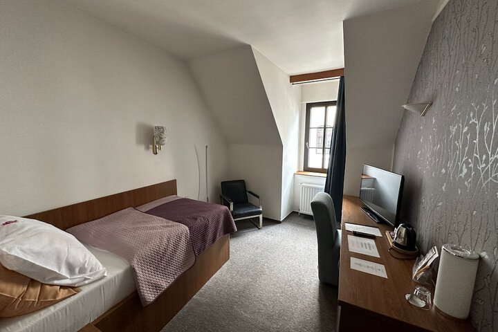 Room 10 of 38