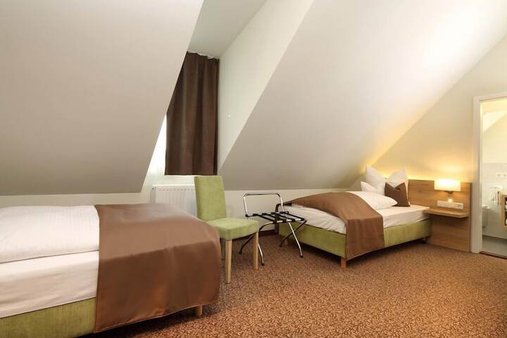Room 7 of 8