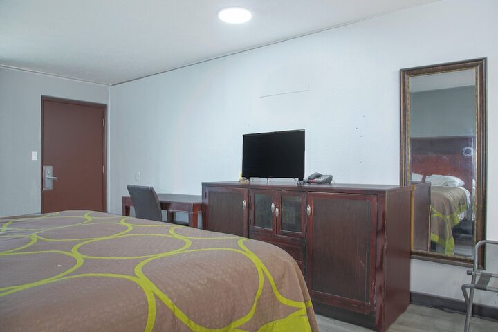 1 Queen Bed (1 of 8)
