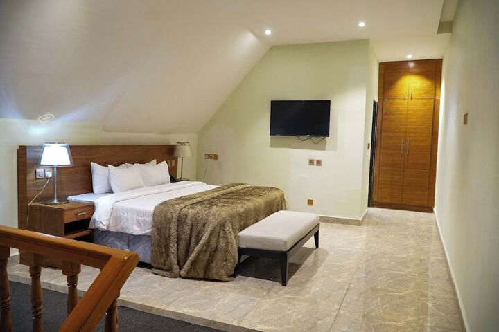 Room 6 of 27