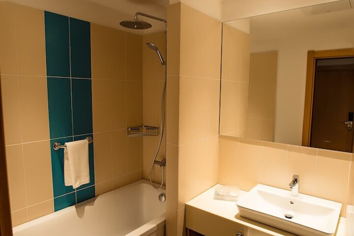 Room 32 of 84