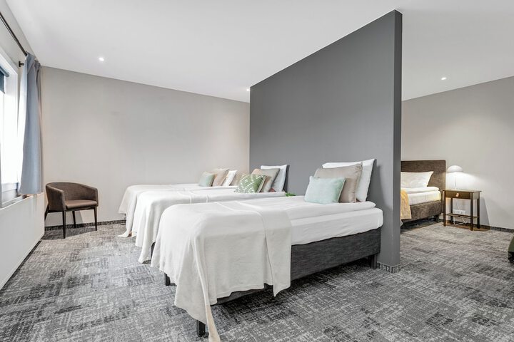 Room 33 of 60